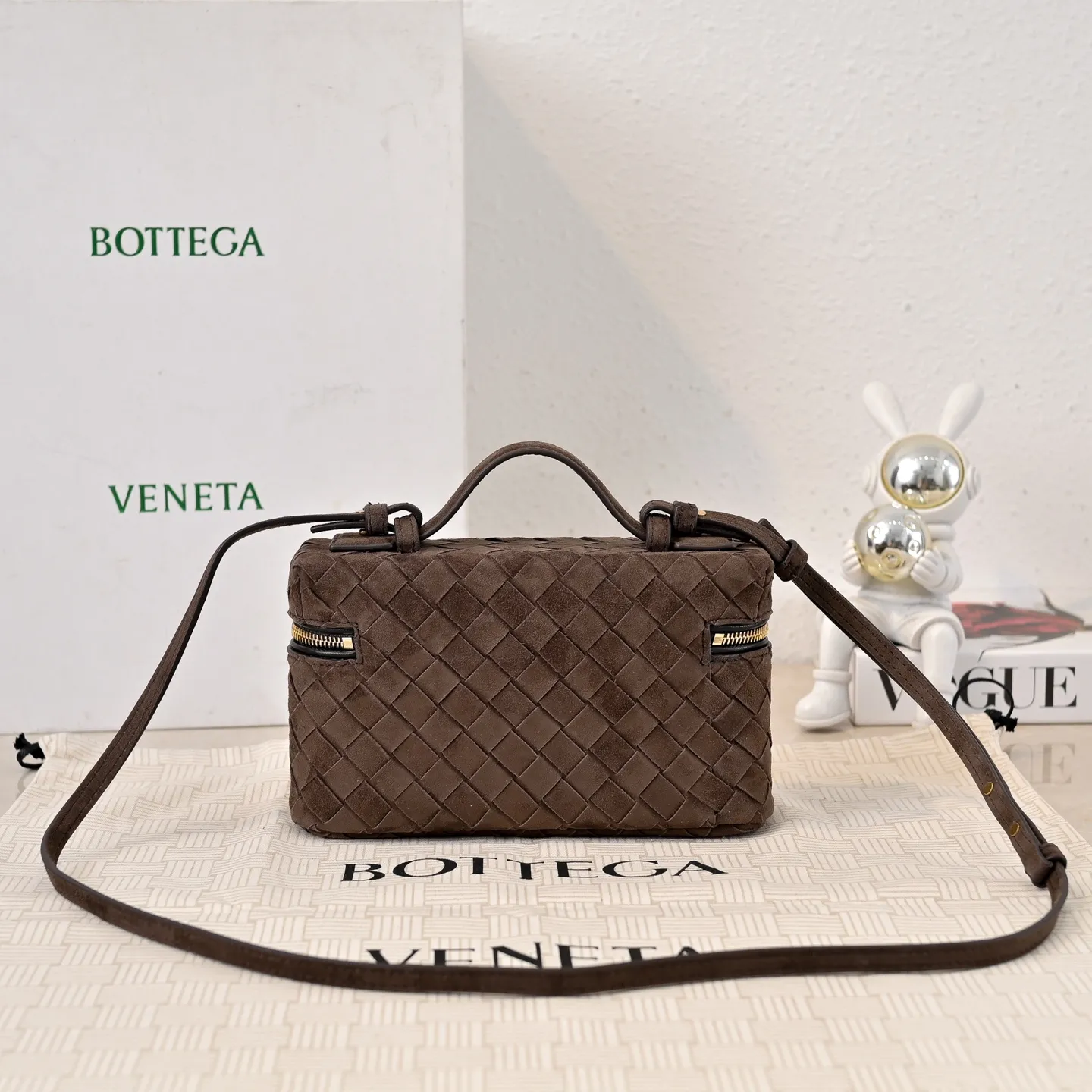 Batch 1360 #BV new Vanity Case suede cosmetic bag 🎈 is a super practical and stylish box cosmetic bag [Fireworks], using the brand's most classic cowhide weaving, with two-way zipper opening and closing, the overall style is retro and elegant, the top handle can be adjusted at will, the hand-held elegant temperament, cross-body casual and casual, unlocking various concave shape scenes 🎬 Model: 9109 Size: 22x12.5x5